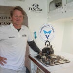 Alex Pella, en la pequeña cocina del catamarán del Desafío Victoria