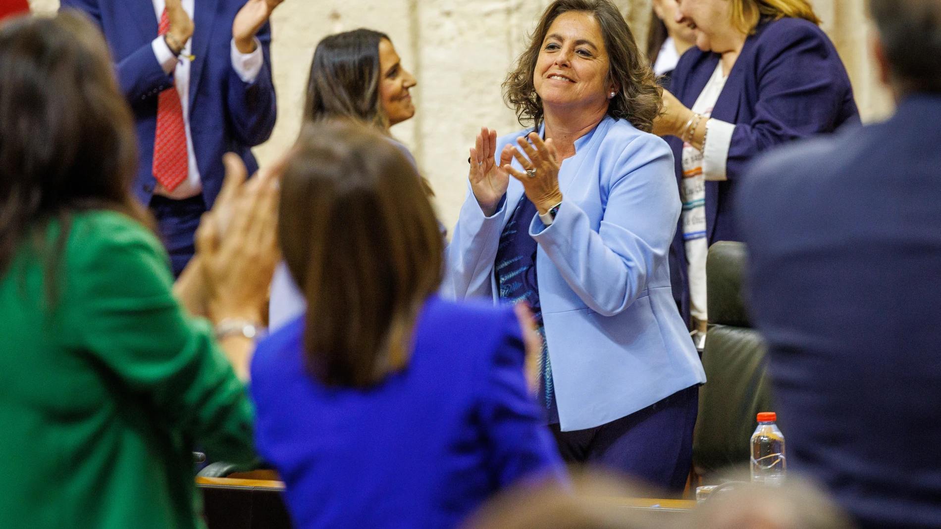 GRAFAND988. SEVILLA, 03/05/2024.- La consejera de Salud y Consumo, Catalina García, aplaudiendo la intervención de la diputada popular Beatriz Jurado este viernes en el pleno del Parlamento de Andalucía en Sevilla, que debate una proposición no de ley del PSOE que pide su reprobación alegando su "incapacidad para atajar " las necesidades de la sanidad pública andaluza y el aumento de las lisas de espera. EFE/ Julio Muñoz