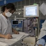 Una sanitaria del Hospital Clínic de Barcelona trabaja tomando notas a mano después de un ciberataque "complejo" sufrido, perpetrado desde fuera de España.