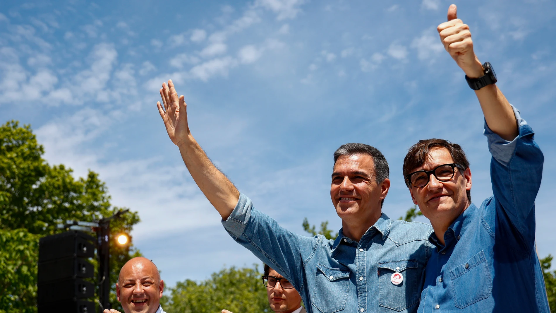 BARCELONA, 04/05/2024.- El secretario general del PSOE y presidente del Gobierno, Pedro Sánchez, junto al primer secretario del PSC y candidato a la Generalitat, Salvador Illa (d), durante un acto electoral del PSC este sábado en Barcelona. EFE/ Quique Garcia