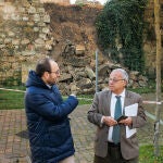 Marcos Iglesias junto a Gonzalo Santonja a los pies de la muralla de Ciudad Rodrigo