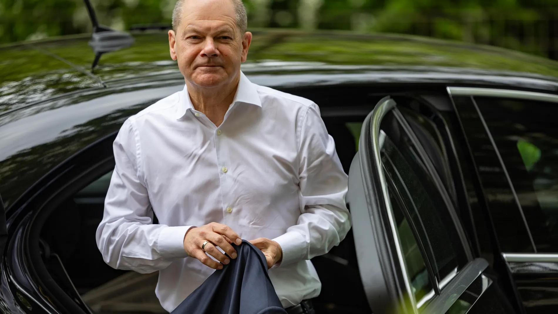 Berlin (Germany), 29/04/2024.- German Chancellor Olaf Scholz arrives for a visit to SoLuna bakery in Berlin, Germany, 29 April 2024 (issued 04 May 2024). German Bread Day is celebrated annually on 05 May, and aims to draw attention to the distinctive German bread culture, which is listed in German UNESCO's Intangible Cultural Heritage list. (Alemania) EFE/EPA/ODD ANDERSEN / POOL