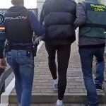 La Guardia Civil ha registrado inmuebles en Maspalomas (Gran Canaria) con motivo de la desarticulación de una red dedicada a vender por internet gominolas impregnadas de drogas de síntesis por Europa.