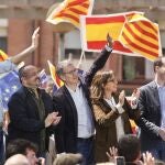 El presidente del PP, Alberto Núñez Feijóo (c) junto al alcalde de Badalona, Xavier Garcia Albiol, acomañan al candidato a la presidencia de la Generalitat Alejandro Fernández (d) en un mitin-butifarrada este sábado en Badalona. 