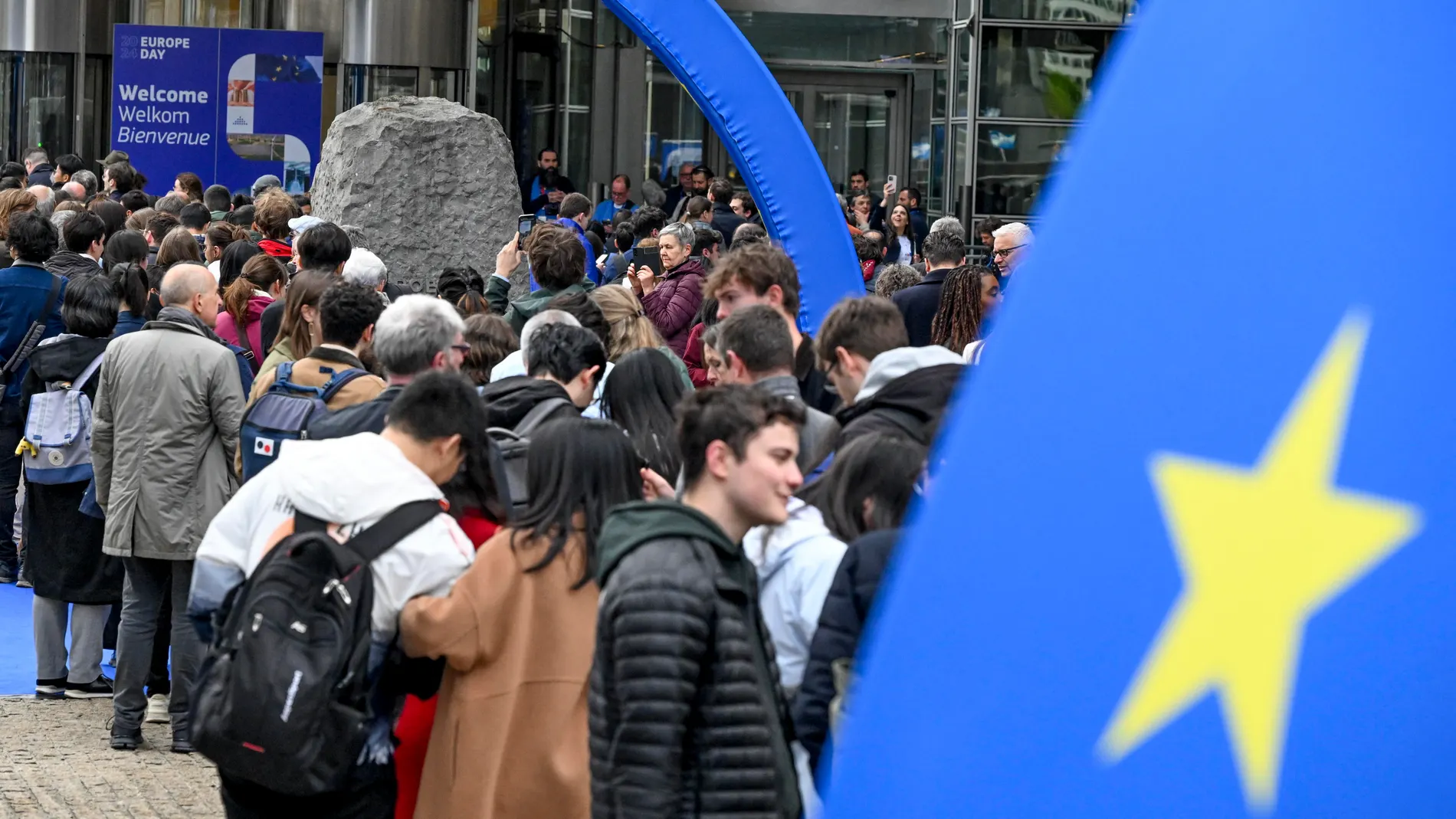 Brussels (Belgium), 17/12/2023.- Visitor attend the open days of European institutions on 'Europe Day' in Brussels, Belgium, 04 May 2024. Thousands of visitors attended the Europe Day, an annual celebration of peace and unity in Europe, that falls this year a month ahead to the European elections to renew members of the European Parliament (Elecciones, Bélgica, Bruselas) EFE/EPA/FREDERIC SIERAKOWSKI