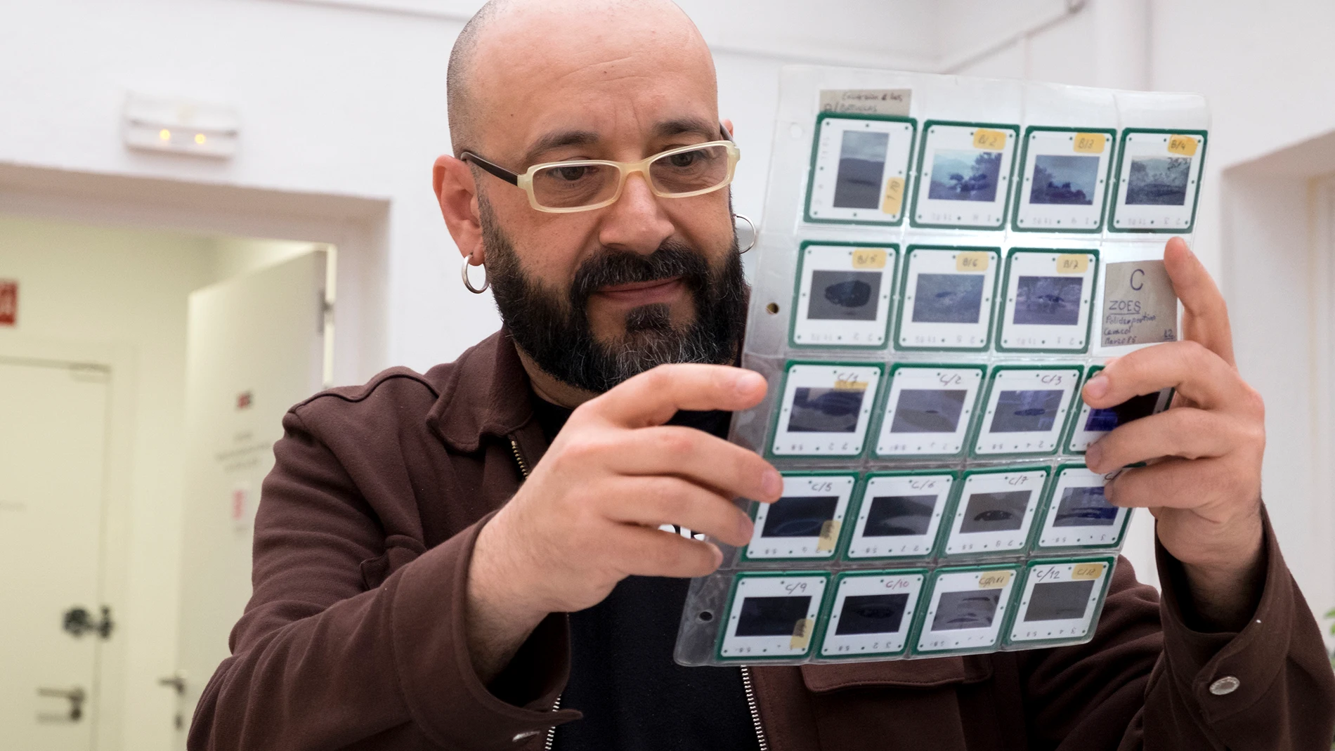 Felipe Piñuela archiva las fotografías