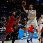 Llull se dispone a anotar una bandeja sin oposición