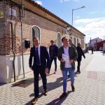 Conrado Íscar junto al alcalde de Poza de Gallinas, Guillermo Alonso