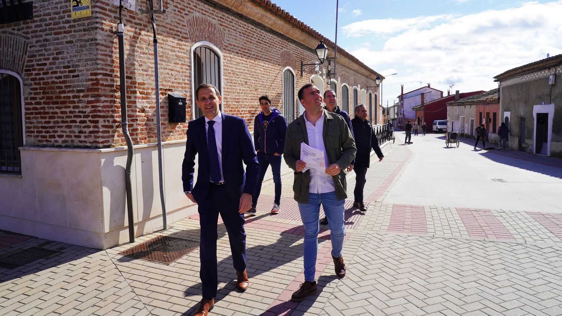 Conrado Íscar junto al alcalde de Poza de Gallinas, Guillermo Alonso