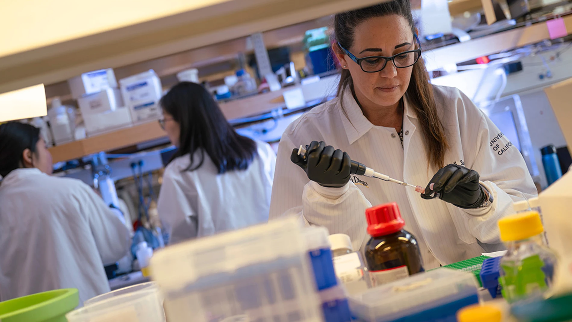 La coautora del estudio, Katherine Licon, fotografiada aquí en el banco, es la gerente de laboratorio del Laboratorio Ideker en la UC San Diego, el cual combina técnicas computacionales y tradicionales de laboratorio húmedo para responder preguntas fundamentales sobre la biología de las enfermedades y descubrir nuevas formas de mejorar la medicina de precisión.