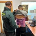 Cádiz.-Sucesos.- Detenido en el puerto de Tarifa con cinco kilos de hachís adosados a su cuerpo