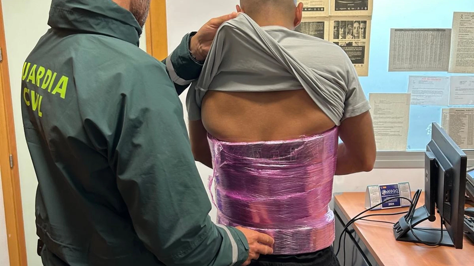 Detenido con droga adosada al cuerpo en el puerto de Tarifa. GUARDIA CIVIL 06/05/2024