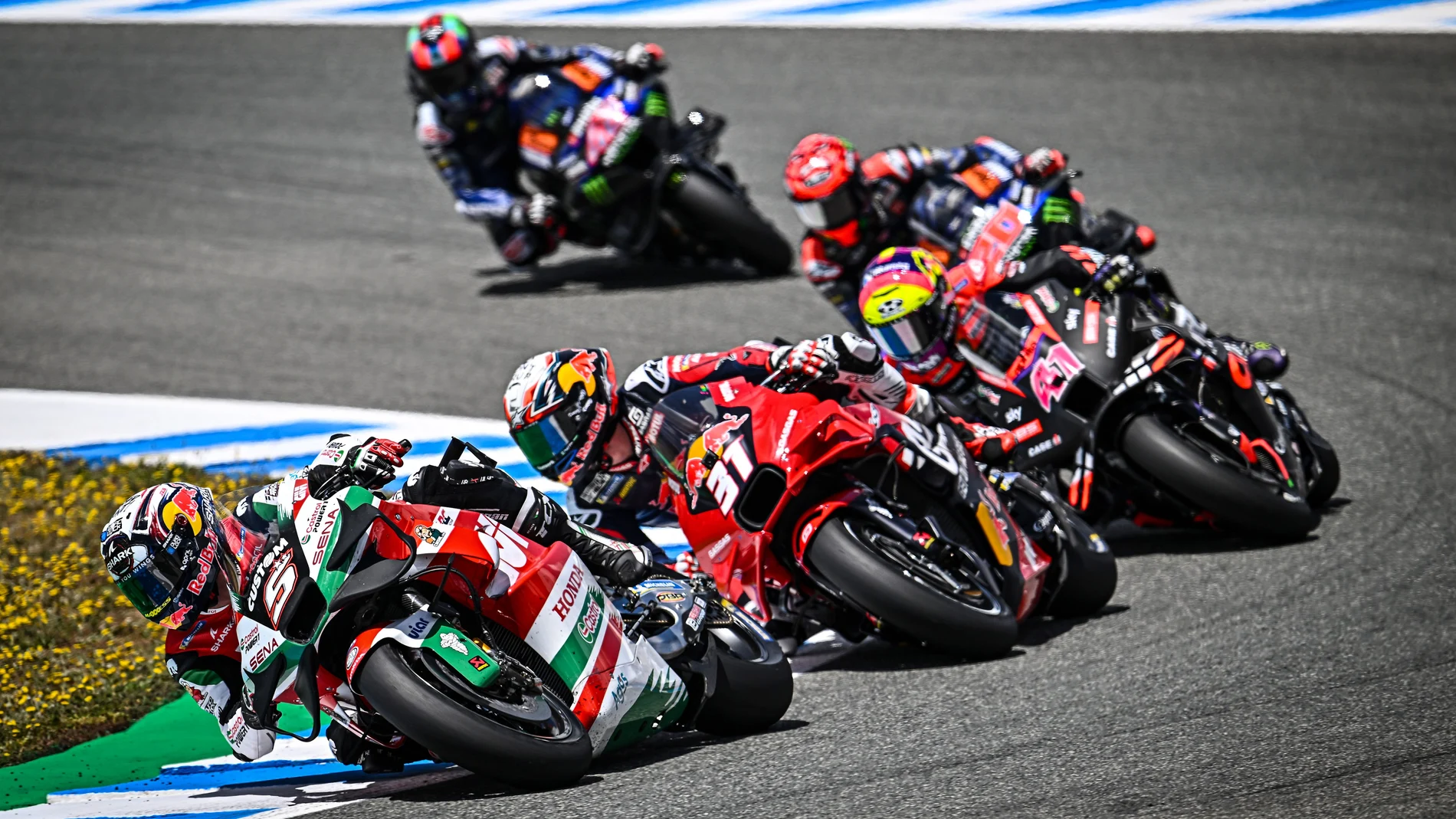 Pedro Acosta, detrás de Zarco, en la carrera del GP de España en Jerez