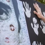 Asistentes a una concentración, dejan su huella en el homenaje, en el XXVI aniversario del asesinato de Miguel Ángel Blanco.