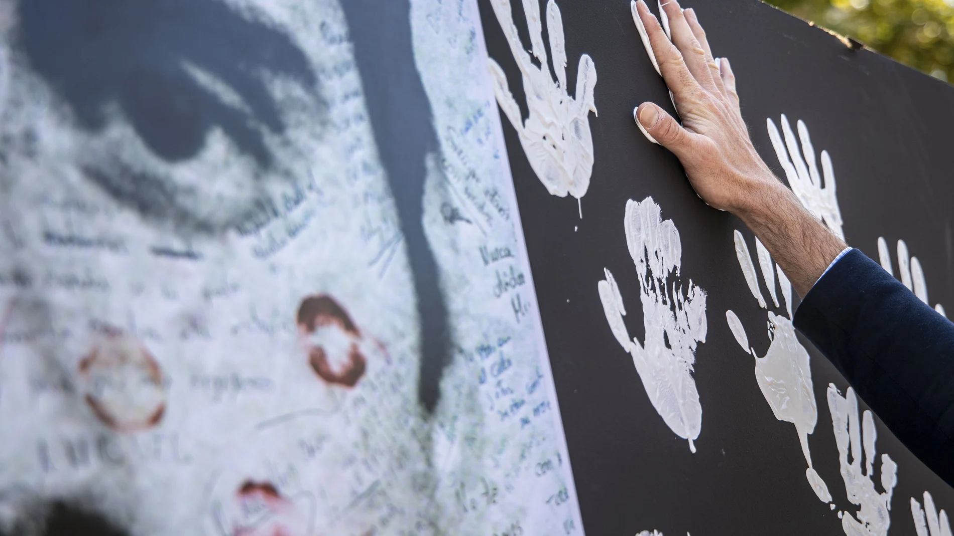 Asistentes a una concentración, dejan su huella en el homenaje, en el XXVI aniversario del asesinato de Miguel Ángel Blanco.