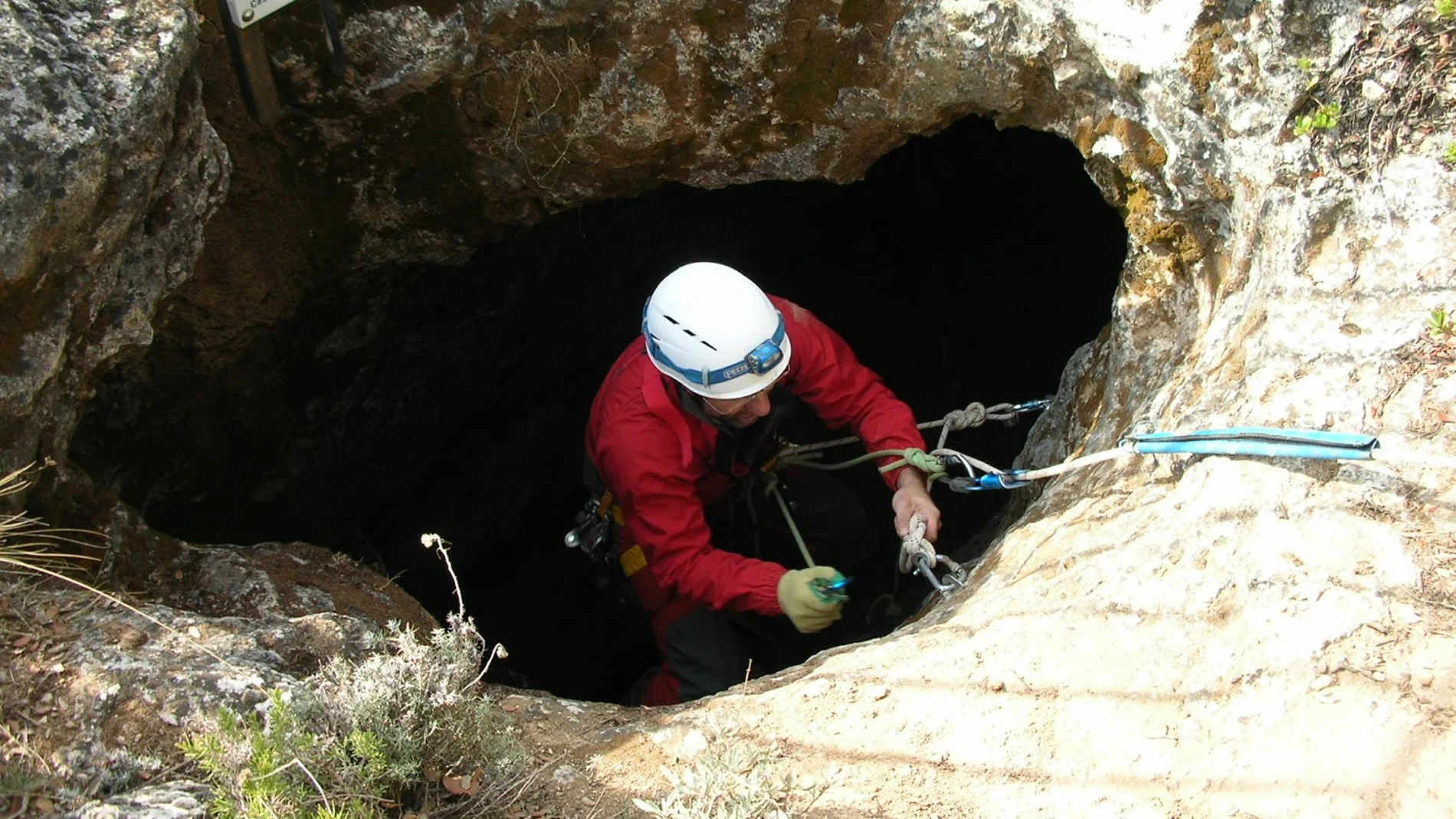 Un varón practicando espeleología en la cueva Sima del Fraile en Cifuentes (Guadalajara)