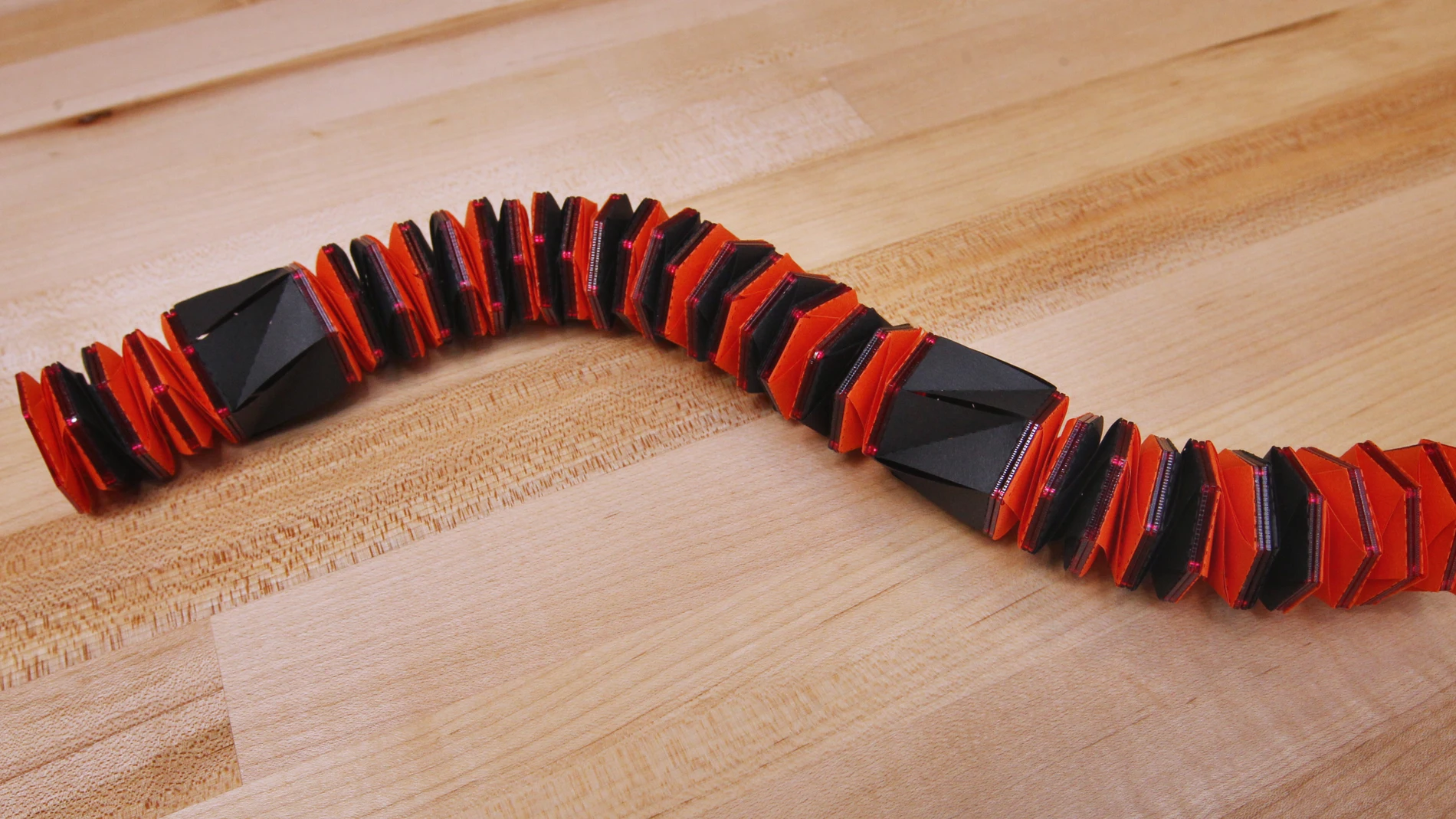 El robot está hecho de segmentos que pueden plegarse en un disco plano y extenderse en un cilindro. Los pliegues parciales doblan el robot y permiten el movimiento y la dirección