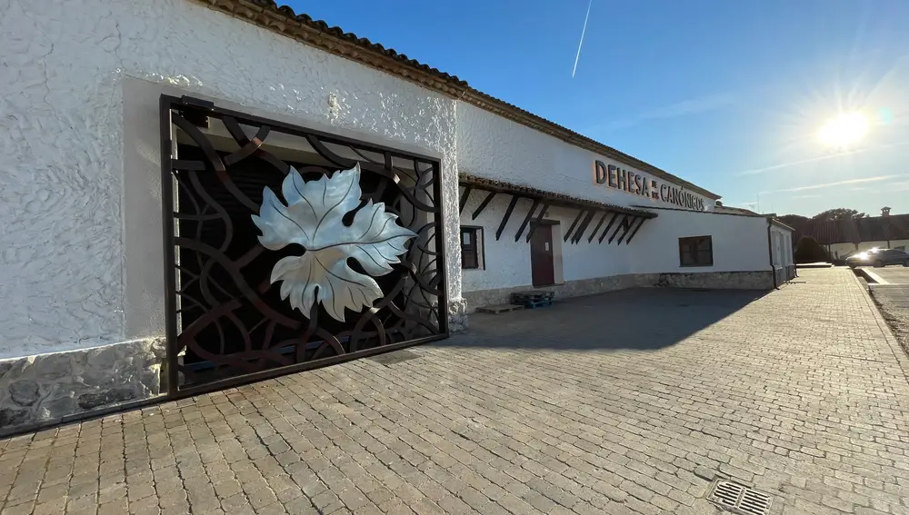 A lo largo del recorrido se encuentran obras del artista conceptual Raúl Mejías