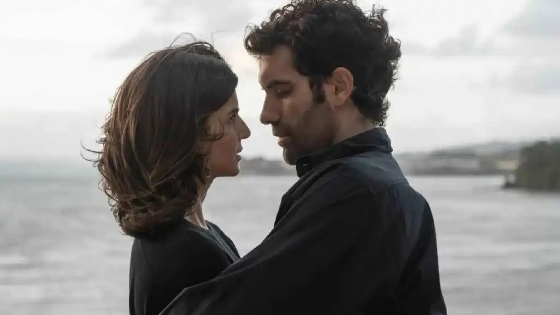 Clara Lago y Tamar Novas en una escena de la serie "Clanes"