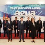 Foto de familia de Mañueco con los presidentes de las diputaciones provinciales tras el acuerdo