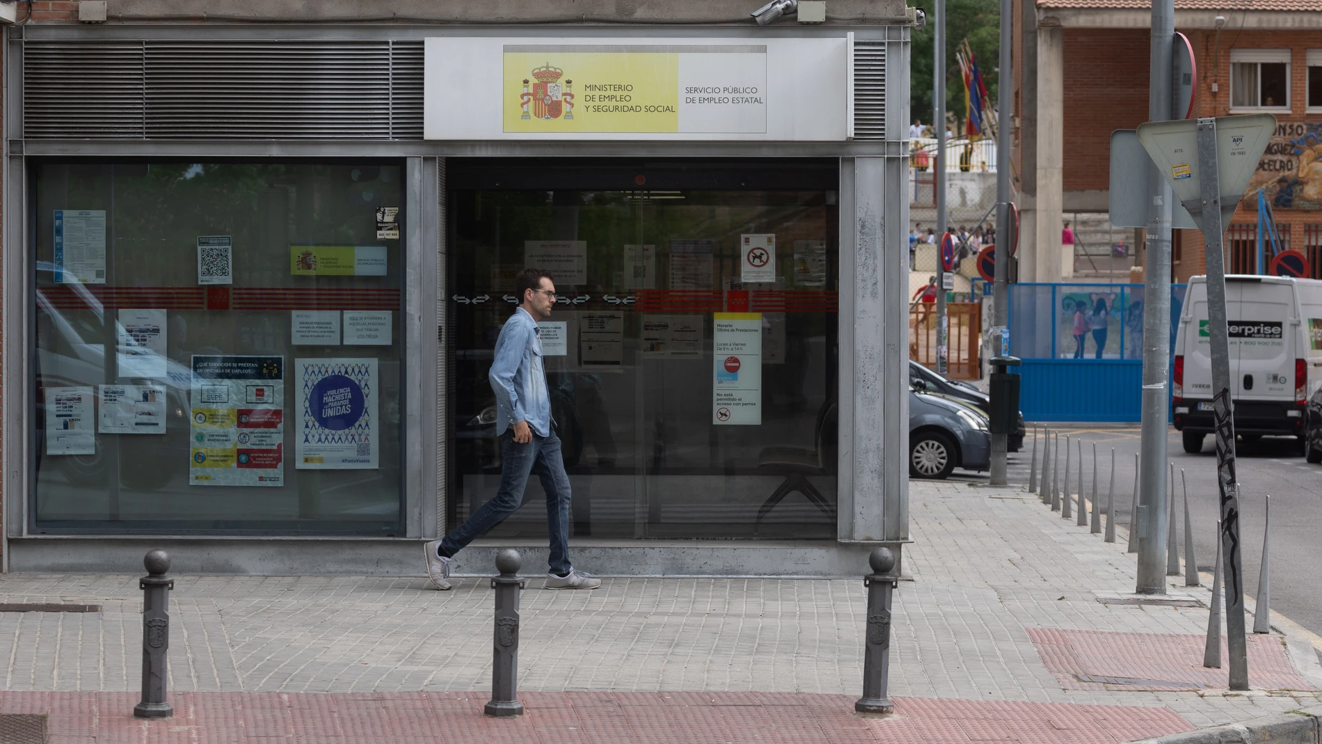 Una persona camina delante de una oficina de la Seguridad Social