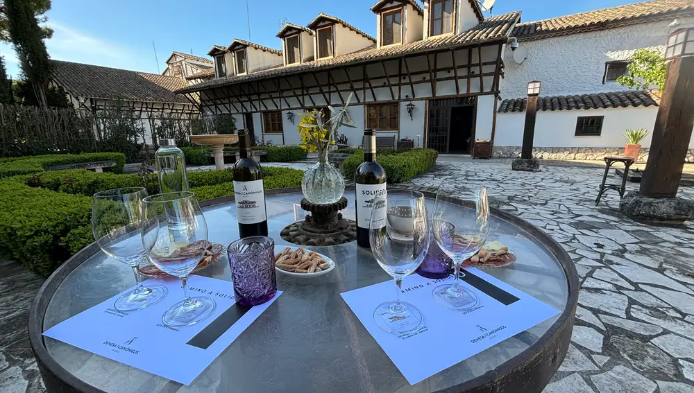 La visita incluye una deliciosa cata de dos de sus vinos más emblemáticos