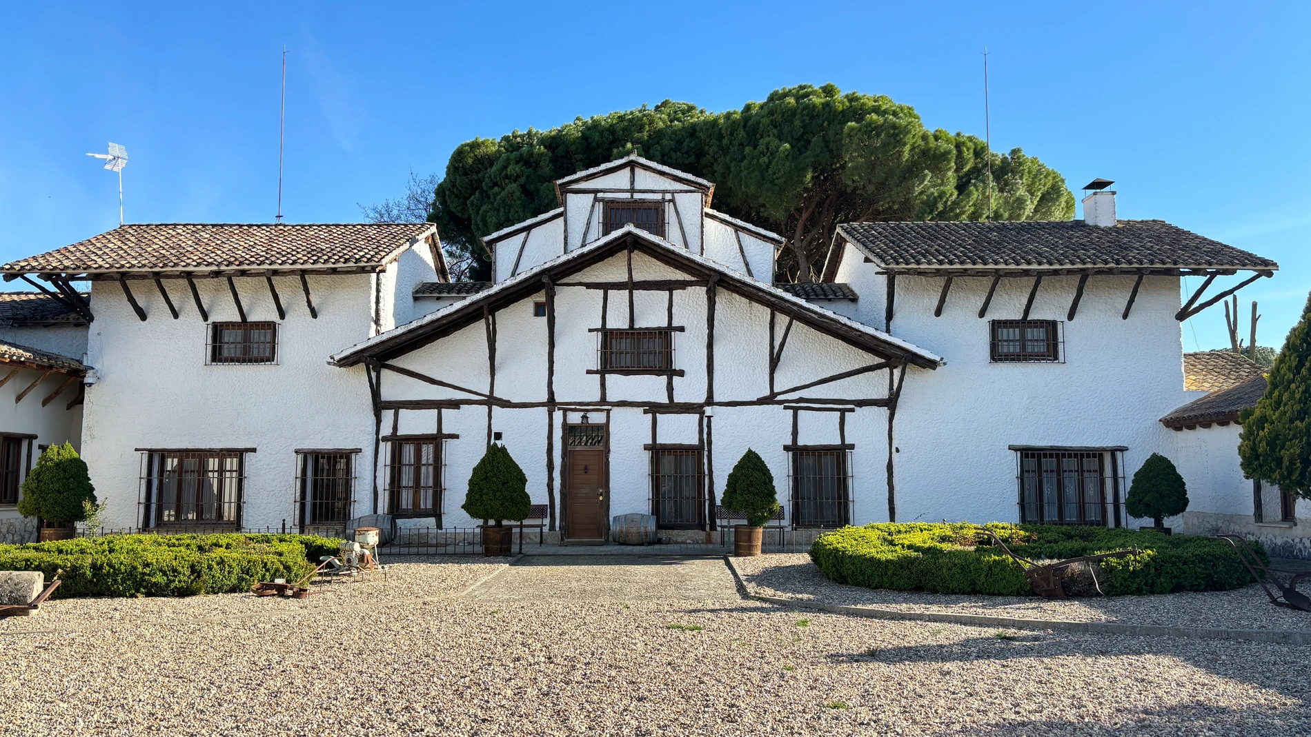 Uno de los antiguos propietarios de mediados del siglo XIX fue un prestigioso arquitecto vasco y fue él quien construyó la bonita casa a imagen de una casona vasca