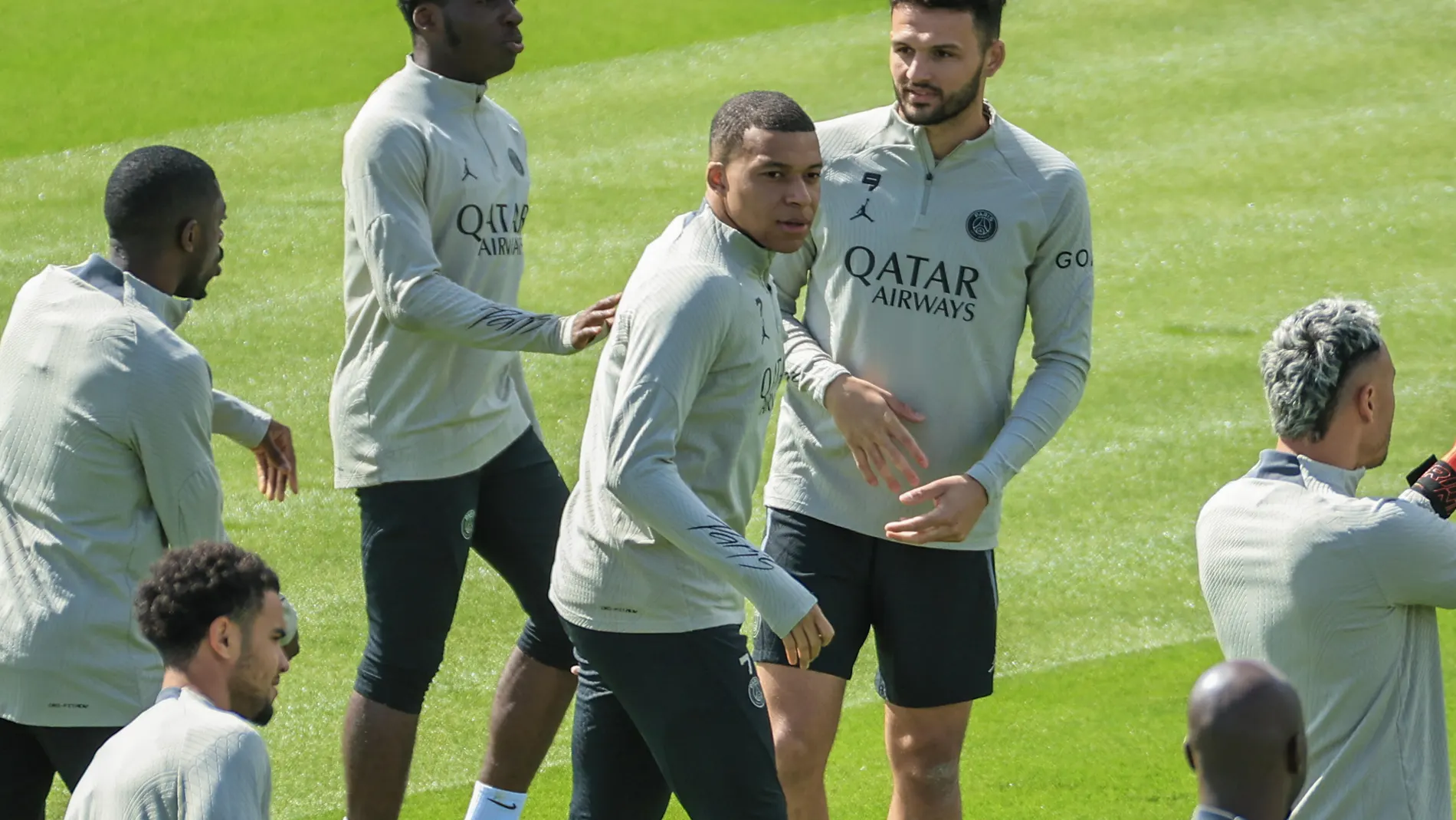 Poissy (France), 06/05/2024.- Paris Saint Germain's Kylian Mbappe (C) and teammates attend a training session at Paris' training center in Poissy, France, 06 May 2024. Paris Saint-Germain will face Borussia Dortmund in their UEFA Champions League semi final, 2nd leg match on 07 May 2024. (Liga de Campeones, Francia, Rusia) EFE/EPA/CHRISTOPHE PETIT TESSON
