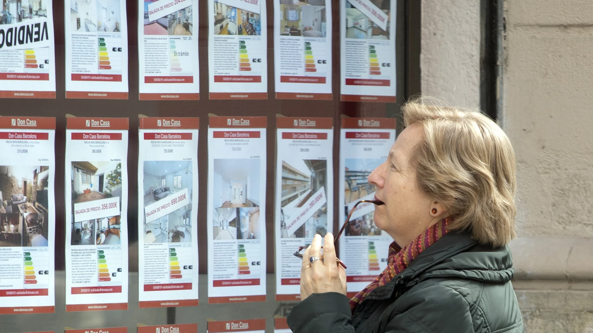 Una persona observa la oferta de pisos en alquiler de una oficina inmobiliaria de Barcelona.
