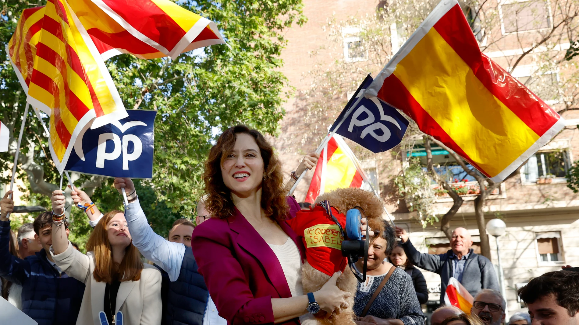 GRAFCAT3958. BARCELONA, 06/05/2024.- La presidenta de la Comunidad de Madrid, Isabel Díaz Ayuso, durante el mitin electoral que ha protagonizado este lunes en Barcelona, junto al candidato del PP a la presidencia de la Generalitat, Alejandro Fernández. EFE/Toni Albir