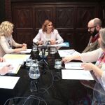 La alcaldesa Catalá y la edil Torrado con los representante de San Joan de Déu