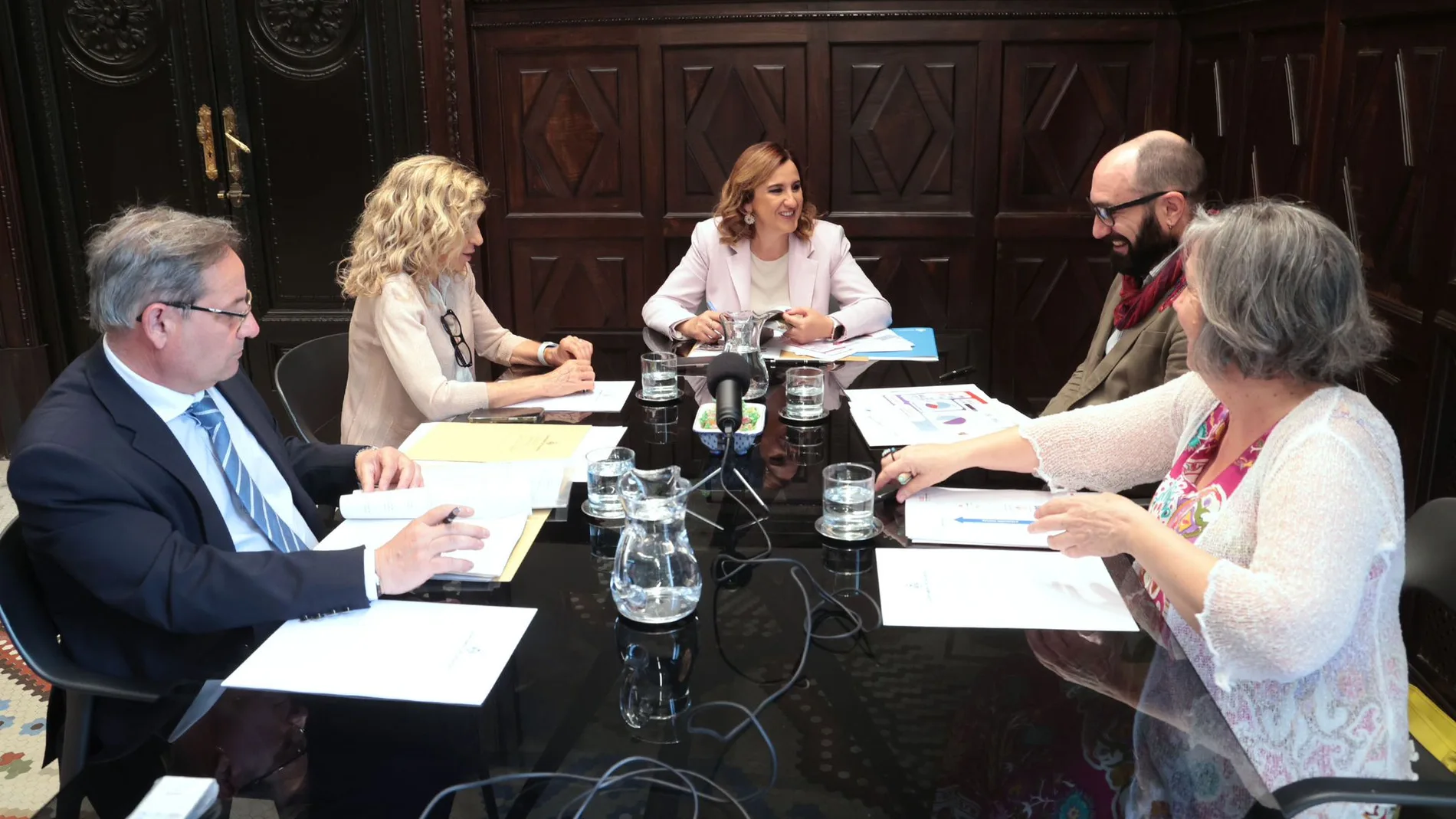 La alcaldesa Catalá y la edil Torrado con los representante de San Joan de Déu