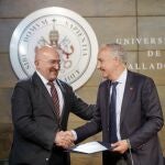 Jesús Julio Carnero y Antonio Largo durante la firma del convenio