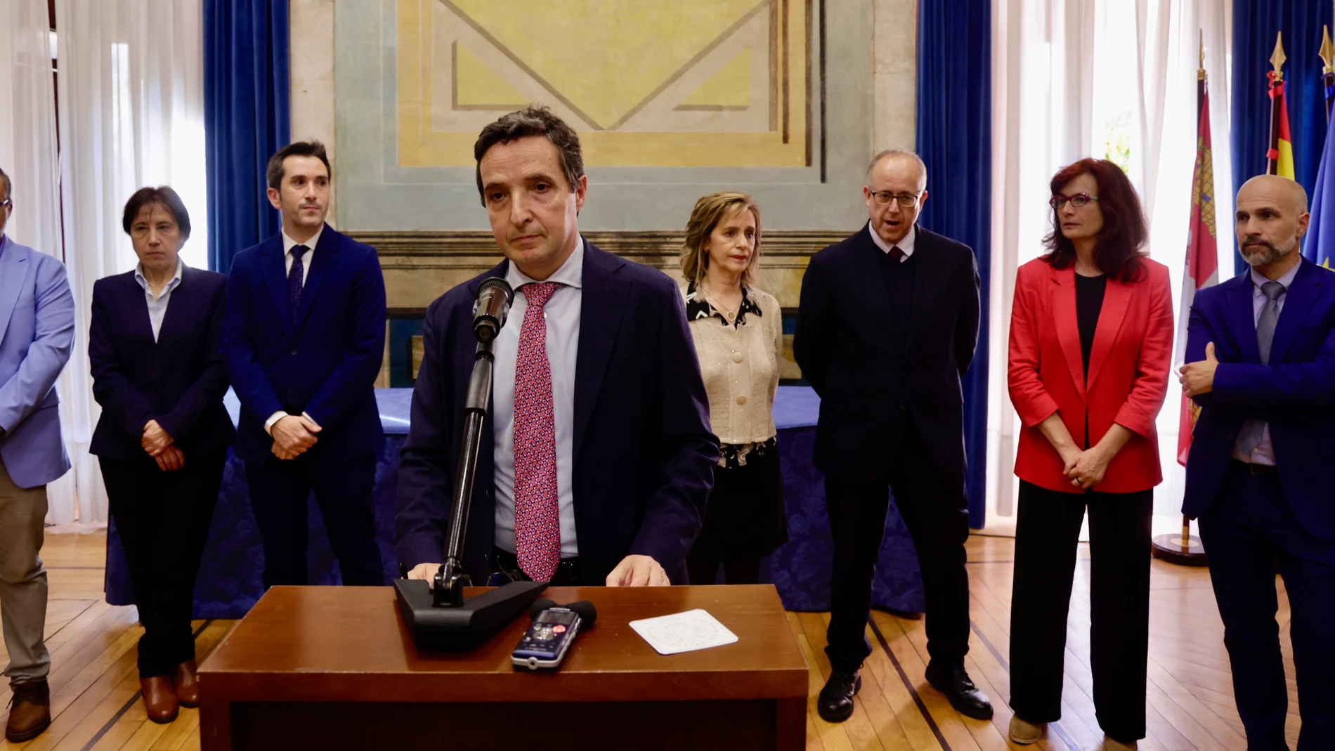 El único candidato a rector de la Universidad de Salamanca, Juan Manuel Corchado, acompañado de su equipo, hace balance de la campaña electoral.