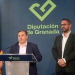 Antonio Mancilla y Eduardo Martos, respectivamente, junto a Ana Álvarez, representante de la Fundación Toro de Lidia,