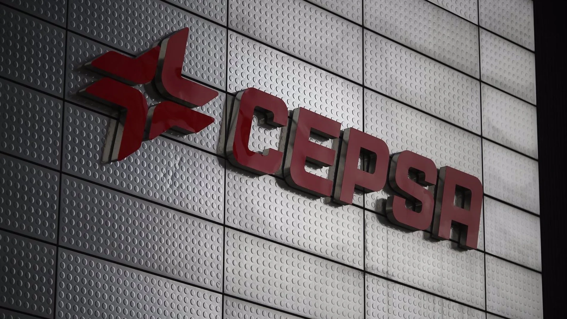 Economía.- Cepsa notifica a la CNMC la compra de Ballenoil, el 'gigante' de las gasolineras 'low cost'