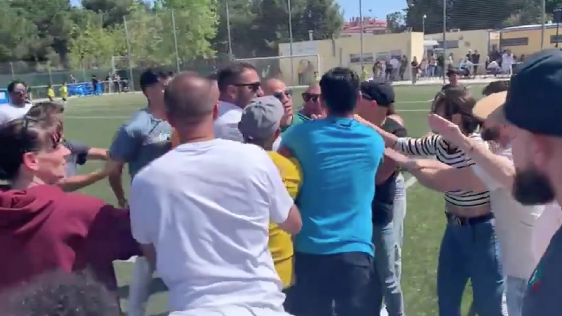 La vergonzosa pelea entre padres de niños de 8 años durante un partido en Sabadell