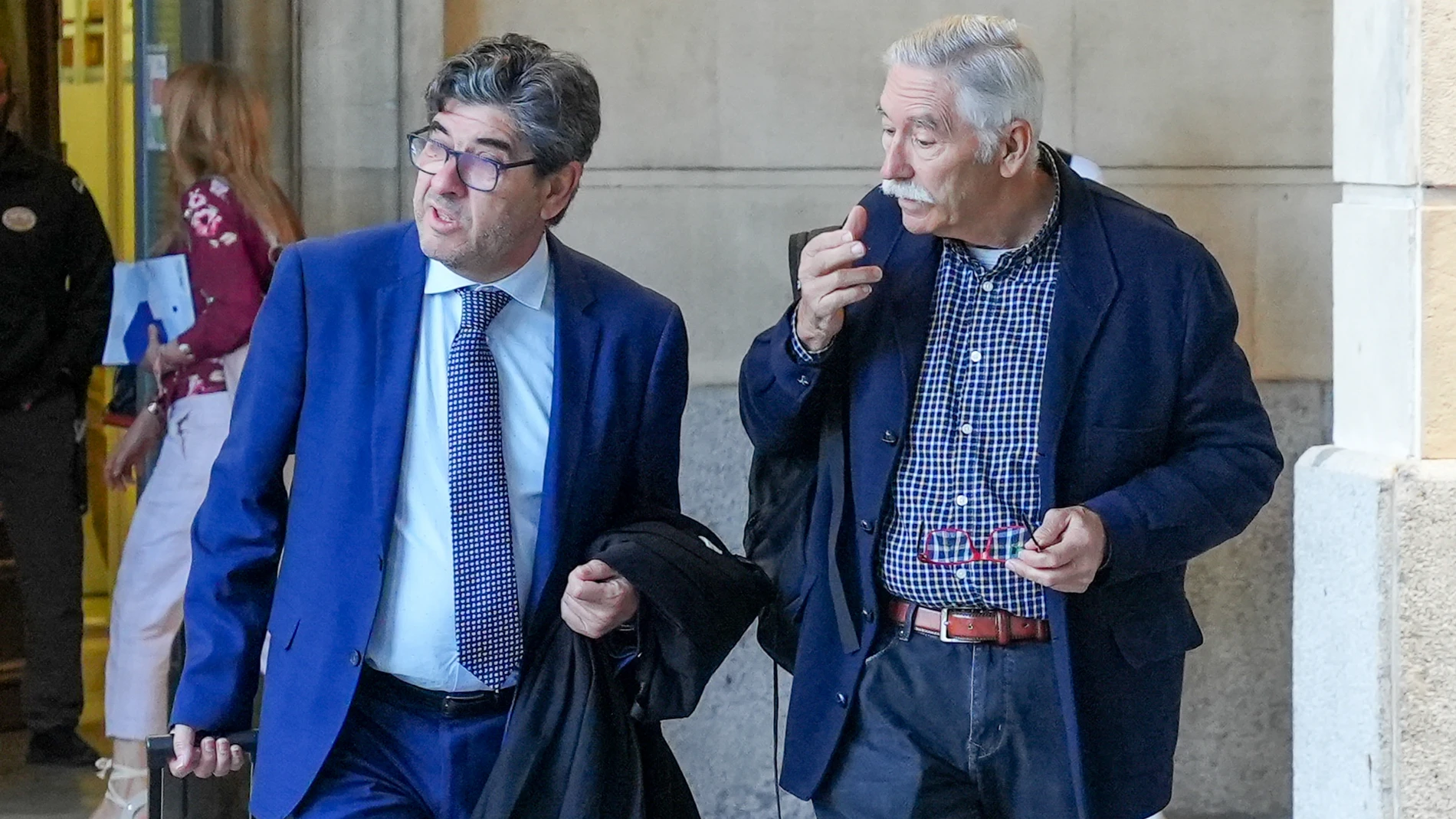 El exalcalde de Los Palacios y Villafranca Emilio Amuedo (D) a su llegada a los juzgados, a 7 de mayo de 2024, en Sevilla, Andalucía (España). La Sección Primera de la Audiencia de Sevilla tiene previsto iniciar este martes un juicio contra los exalcaldes socialistas de Los Palacios y Villafranca Emilio Amuedo y Antonio Maestre, así como contra una mujer como interventora municipal, por un delito de prevaricación en concurso con un delito de malversación derivado de una ayuda de 750.000 euros...