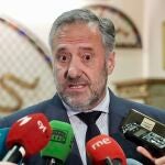 Carlos Pollán, presidente de las Cortes de Castilla y León, atiende a la prensa