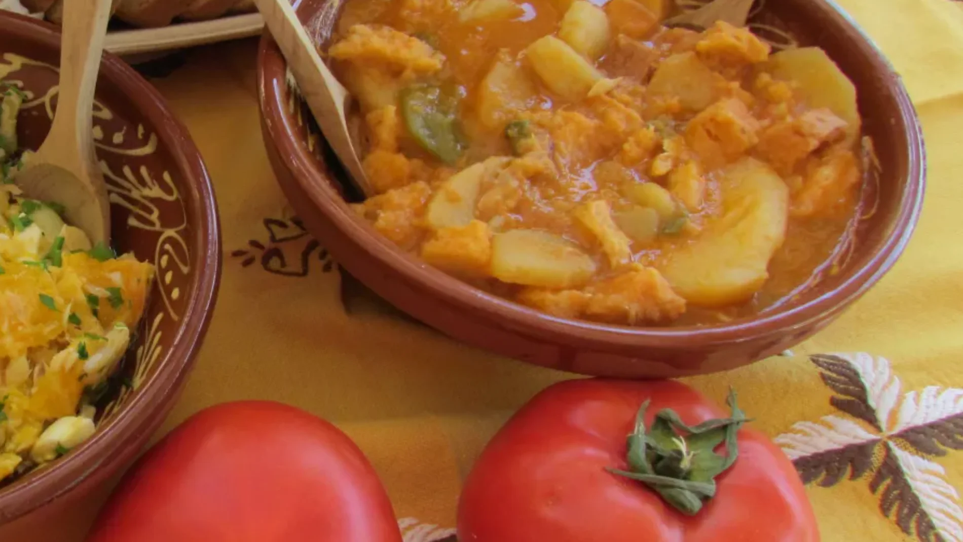 El tradicional plato de cachorreñas (derecha) junto a su versión veraniega, el mojete alhaurino
