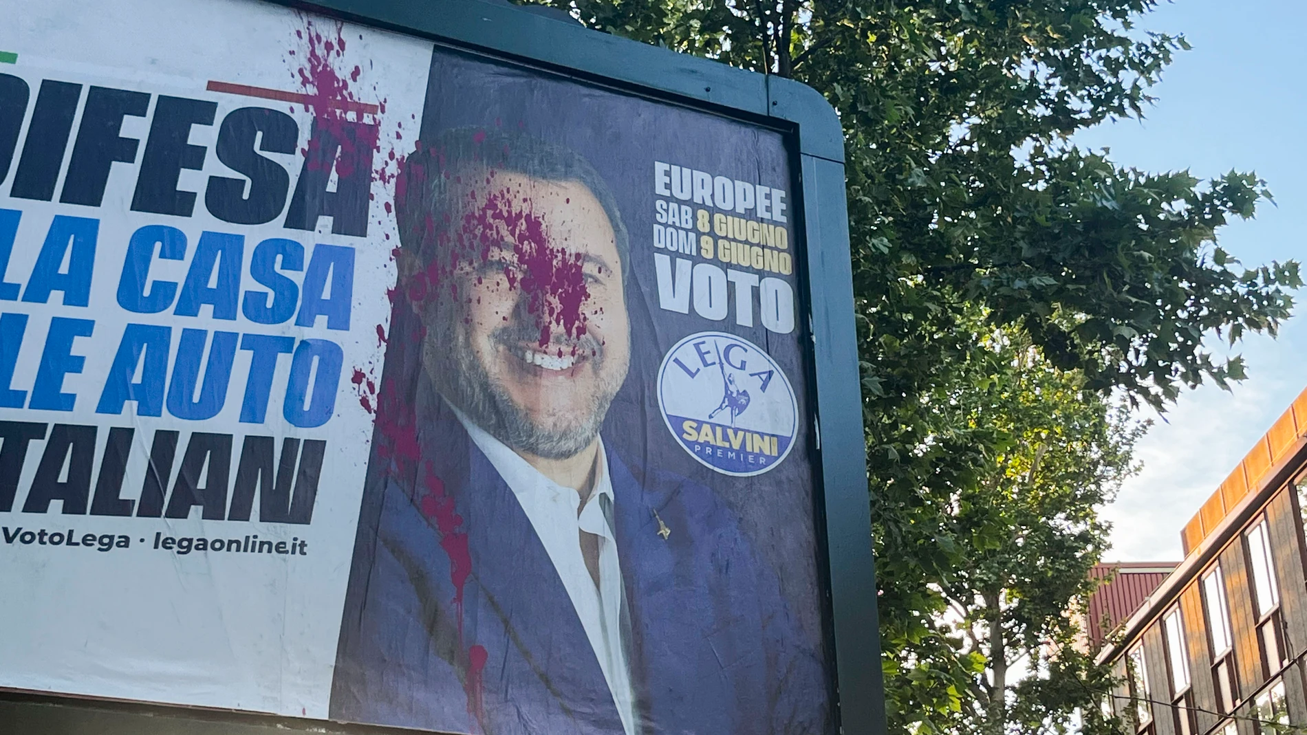 ROMA, 07/05/2024.- Carteles de propaganda electoral del ultraderechista Matteo Salvini vandalizados en Roma. El ultraderechista italiano Matteo Salvini se juega mucho en las elecciones europeas: los comicios podrían relegarle a fuerza menor de la derecha nacional tras años de hegemonía y amenazar su control de un partido, la Liga, en el que crece el descontento. Ante estos negros augurios, el político ha decidido caldear la campaña electoral.- EFE/ Gonzalo Sánchez