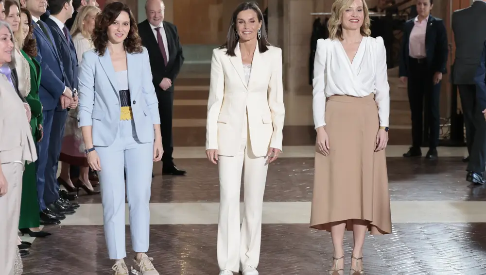 Ayuso se baja de los tacones para apoyar a Letizia.