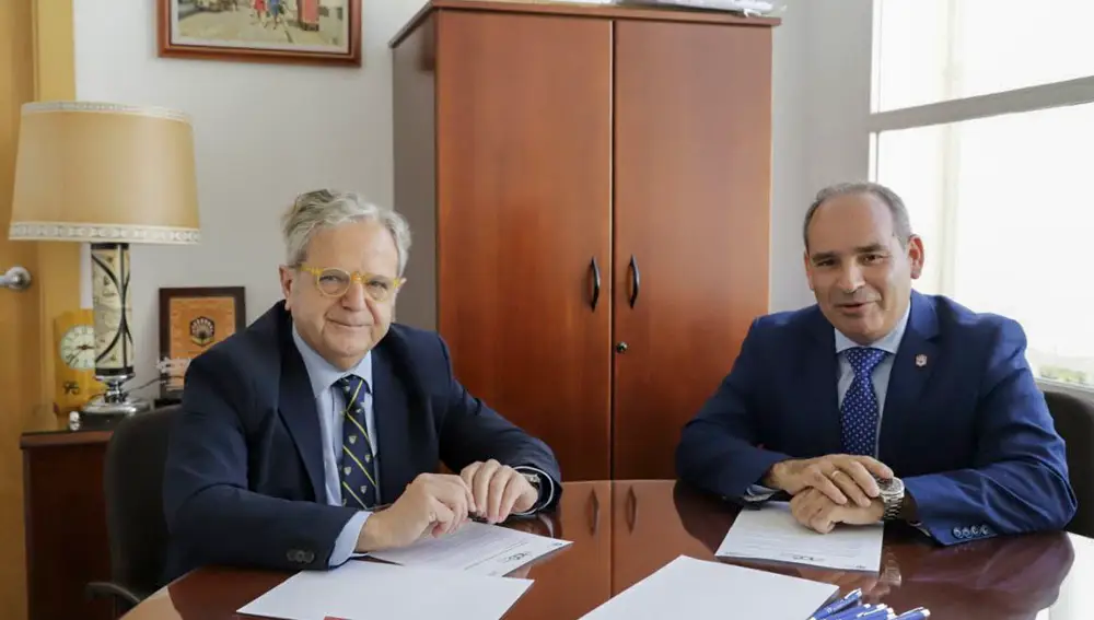 El presidente de la Diputación de Córdoba, Salvador Fuentes (izda.), y el director de la Escuela Politécnica de Belmez, José Ramón Jiménez