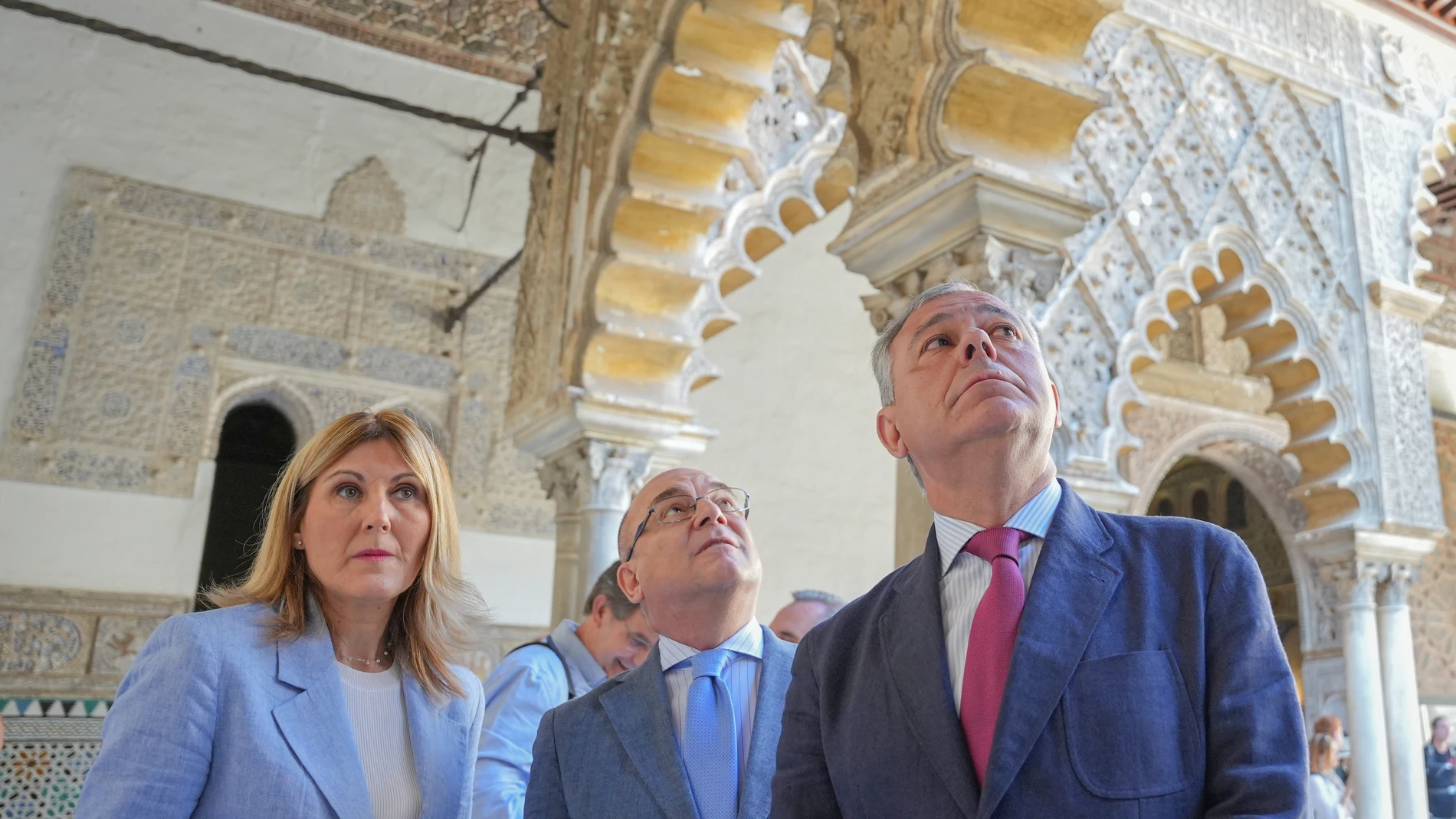 El alcalde de Sevilla, José Luis Sanz (d), observa la restauración de los alfarjes. A 08 de mayo de 2024, en Sevilla (Andalucía, España). El alcalde José Luis Sanz ha presentado la restauración de los alfarjes del siglo XIV del Patio de los Doncellas del Real Alcázar 08 MAYO 2024 María José López / Europa Press 08/05/2024