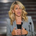 La ministra Yolanda Díaz, Vicepresidenta segunda y Ministra de Trabajo y Economía Social, firma el acuerdo de 