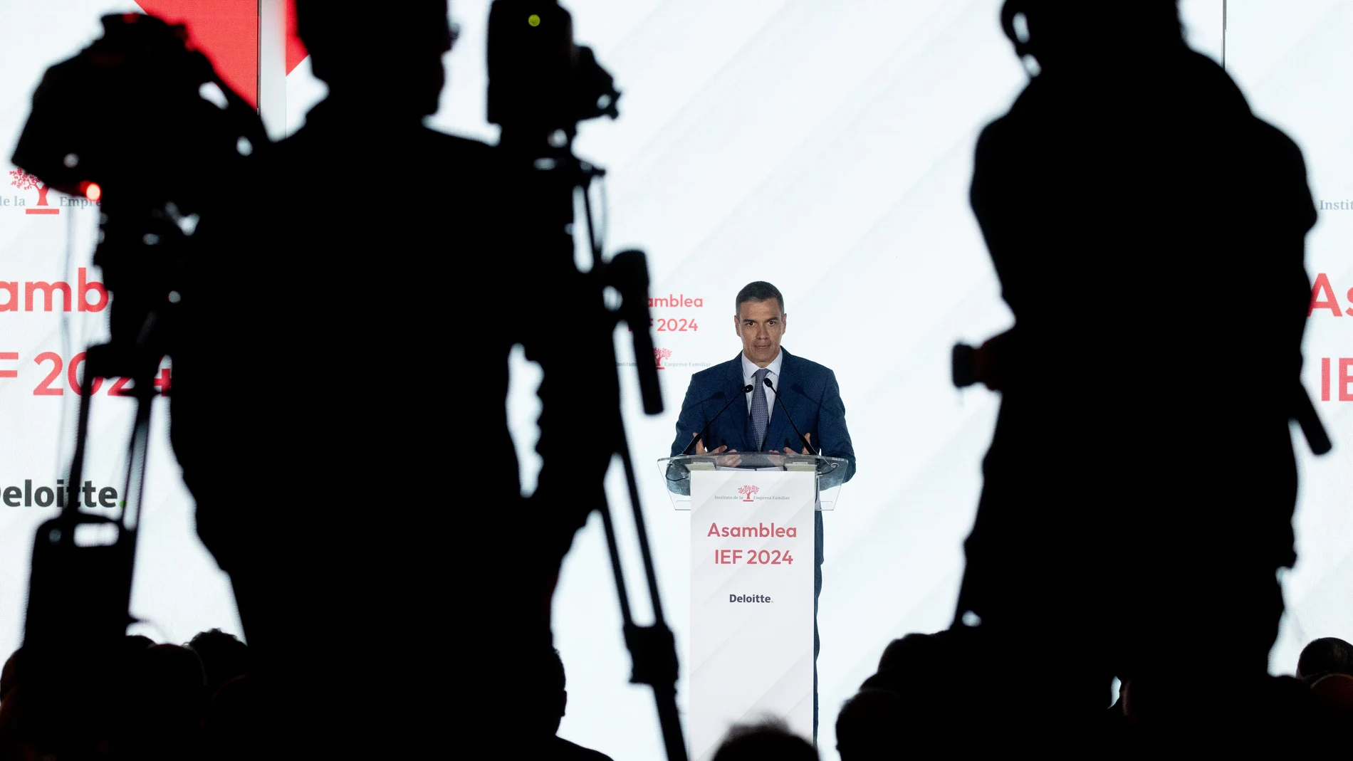 El presidente del Gobierno, Pedro Sánchez, interviene durante la clausura de la Asamblea anual del Instituto de la Empresa Familiar (IEF), en el Teatro Real, a 8 de mayo de 2024, en Madrid (España).