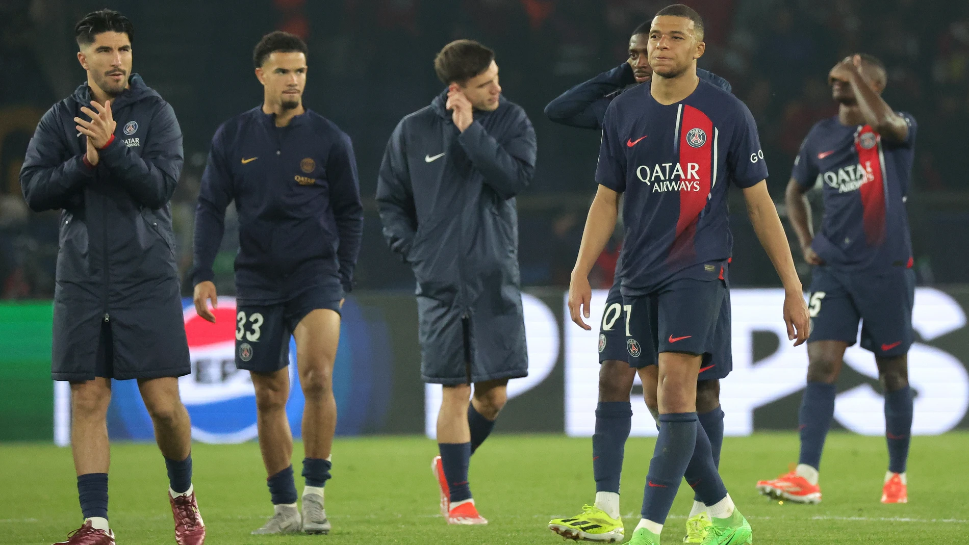 Paris (France), 07/05/2024.- Kylian Mbappe of PSG and teammates look on after the UEFA Champions League semi-finals, 2nd leg soccer match of Paris Saint-Germain against Borussia Dortmund, in Paris, France, 07 May 2024. PSG lost the match 0-1 and the tie 0-2 on aggregate with Borussia Dortmund advancing to the final. (Liga de Campeones, Francia, Rusia) EFE/EPA/TERESA SUAREZ