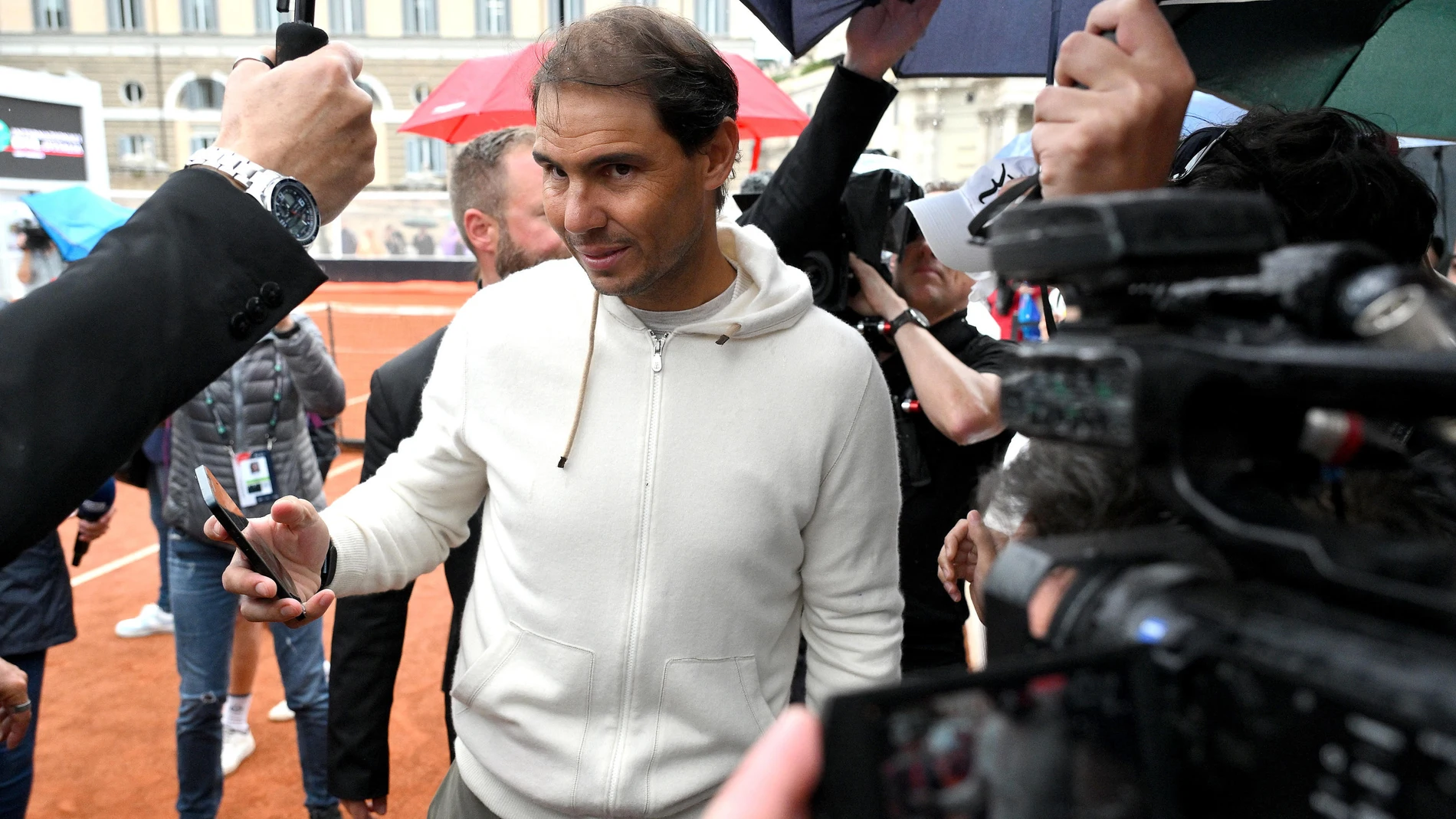 Rome (Italy), 08/05/2024.- Spanish tennis player Rafael Nadal meets fans at piazza del Popolo in Rome, Italy, 08 May 2024. Nadal's first match in the Italian Open tennis tournament will be on 09 May. (Tenis, Italia, Roma) EFE/EPA/ETTORE FERRARI