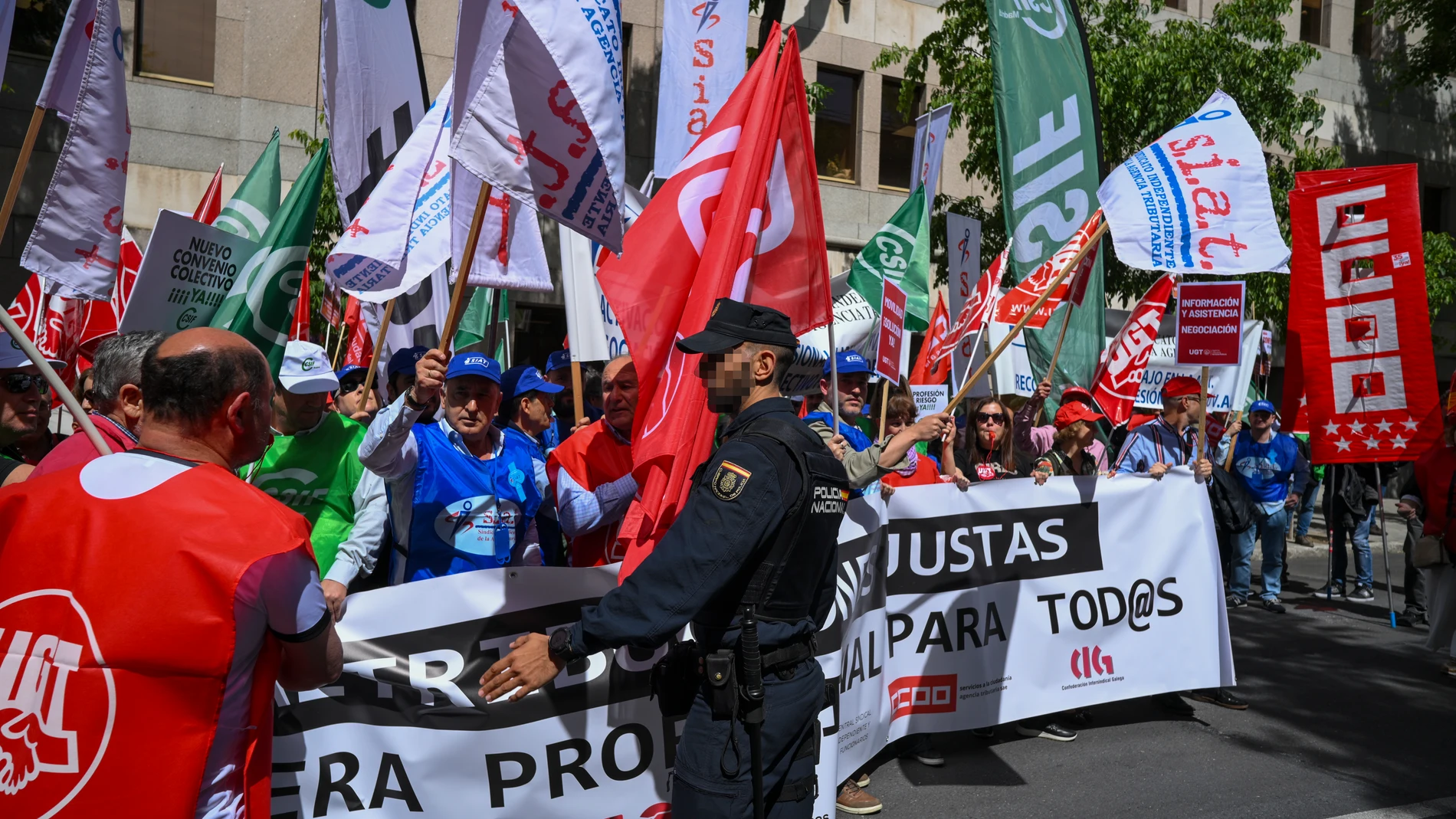 MADRID, 08/05/2024.- Un momento de la concentración que los trabajadores de la Agencia Tributaria llevan a cabo este miércoles ante la sede de la Agencia Estatal de la Administración Tributaria, en Madrid. EFE/ Fernando Villar