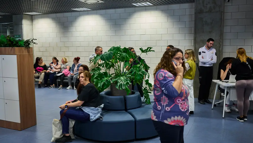 Una vista general de la sala donde esperan los candidatos a tener una entrevista rápida de trabajo para un empleo en la empresa Clece, el pasado 8 de mayo en las oficinas de empleo Santa Eugenia